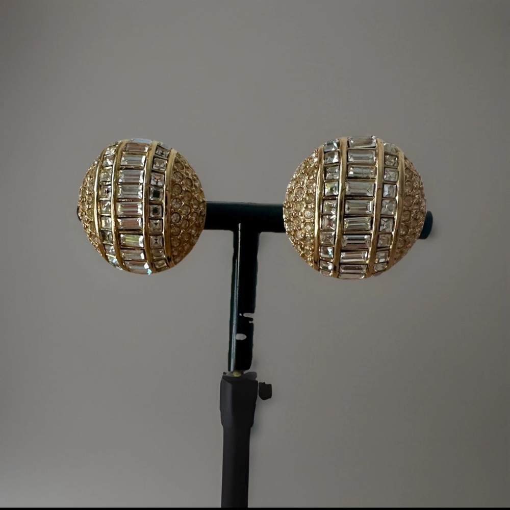 ⭐️ Dior Vintage Gold Plated Crystal Medallion Clip On Earrings - Picture 5 of 6